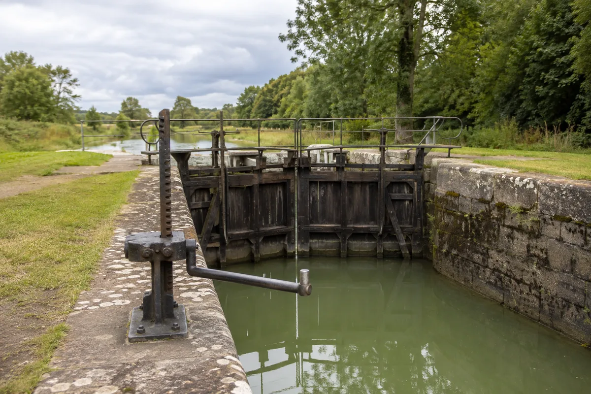 Écluse manuelle de la Charente, portes de bois et crémaillère de vanne au bord du sas