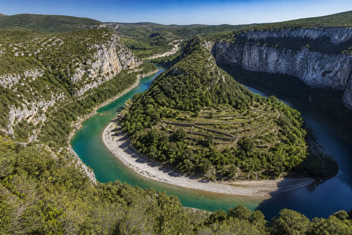 Méandre encaissé d&rsquo;une rivière du sud de l&rsquo;Ardèche vu depuis un belvédère